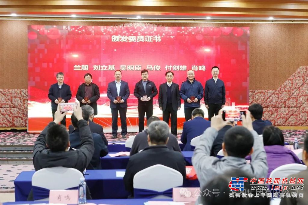 选中图片，滑动可翻页观看大图