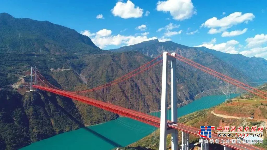 	在怒江州泸水市老窝镇崇仁村，中交帮扶推进的“中交爱心果园”种植苹果的面积近43亩，种有9个品种怒江高海拔特色苹果。按照生态巩固提升行动中的“四补”理念、构建“基层党建+特色产业+国企帮扶+建档立卡户+科技支撑”产业发展模式，促进怒江峡谷特色农业产业与旅游业融合发展。