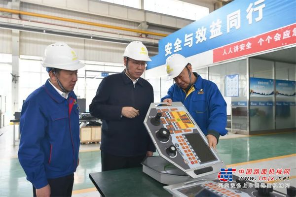 张海泉到陕建机和西煤机检查假期安全生产并慰问在岗干部职工