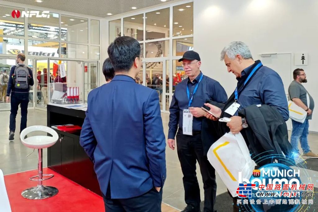 展会期间，南方路机国际技术专家团队与海外销售精英以专业视角，与全球客户展开深度交流，重点探讨了智能化、绿色化、可持续化的行业趋势，并分享了公司在全球市场中的技术积累与定制化服务经验。