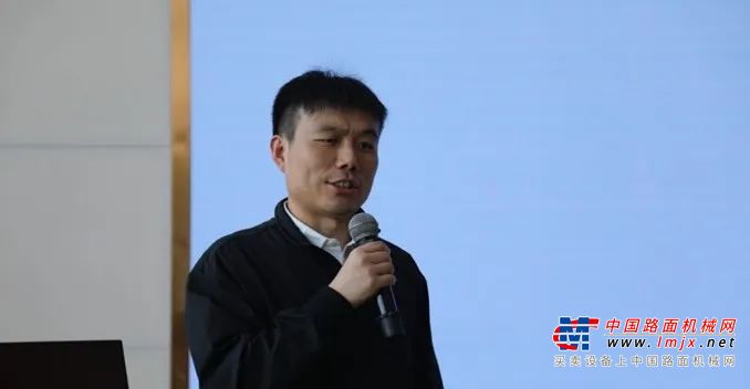 会议邀请三位专家分享了对起重机未来技术趋势的观点报告：