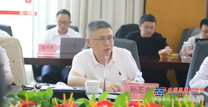来自高校、科研院所及企业的专家们，以及宁乡高新区管委会蒋建华副主任、宁乡市科技局何平副局长围绕研究中心建设展开热烈讨论，针对平台发展、工程智能、安全节能、海外出口技术布局等主题提出前瞻建议。湖南省科技厅实验室与创新平台处副处长孙丕忠先生高度肯定研究中心对产业升级的贡献，并强调研究中心要向更高的目标和定位去规划发展，同时要做好卡脖子技术攻关，建立创新和产学研合作机制，加快三化战略的落地。