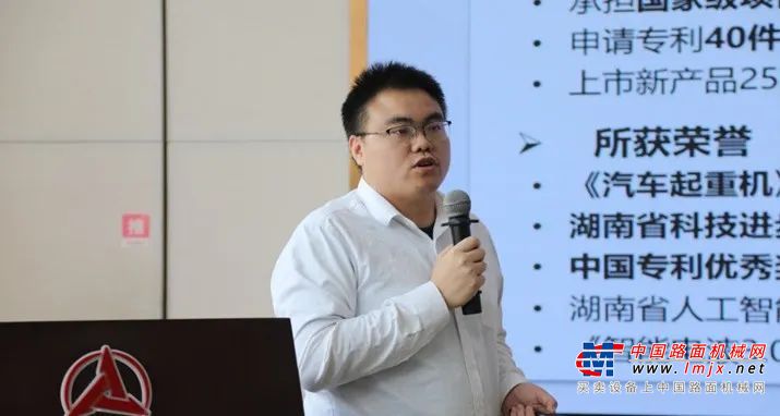 研究中心副主任陆浩先生全面回顾了研究中心取得的主要成果，并就未来的智能化技术规划展开专题汇报。