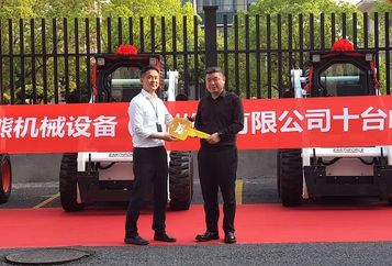 10台山猫S18批量交付丨助力大灰熊筑养路事业腾飞！