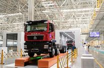 中国重汽智能工厂：“新劳模”领航，智造引擎全速驱动！