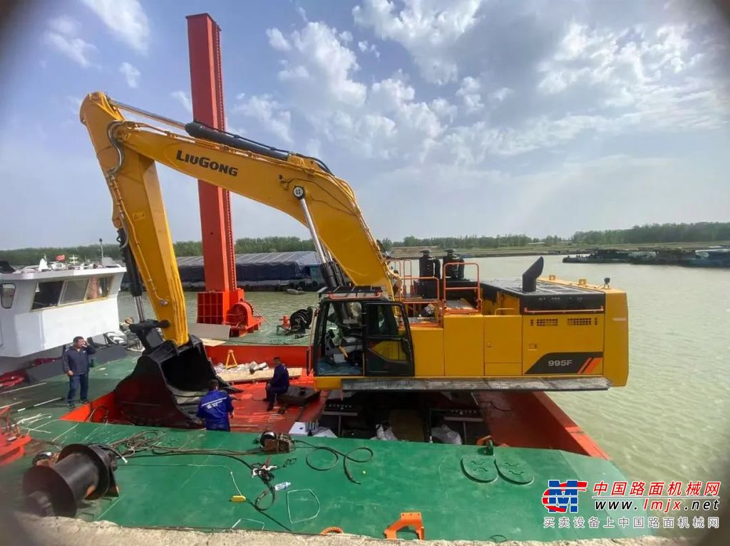 柳工995F船用挖掘机交付 | 硬核实力助力水利工程建设再升级