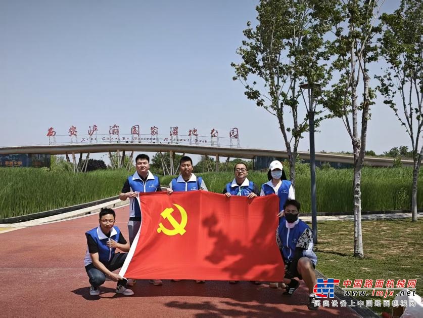 中交西筑技术党支部开展“双节同庆践初心 青春护绿显担当”环保公益活动