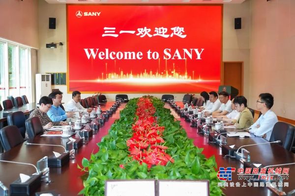 三一重工：向文波与浦东新区区长吴金城举行会谈