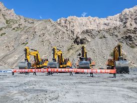 柳工9135F矿山巨兽再添战功！四台成功交付，高效低耗征服新疆矿山！