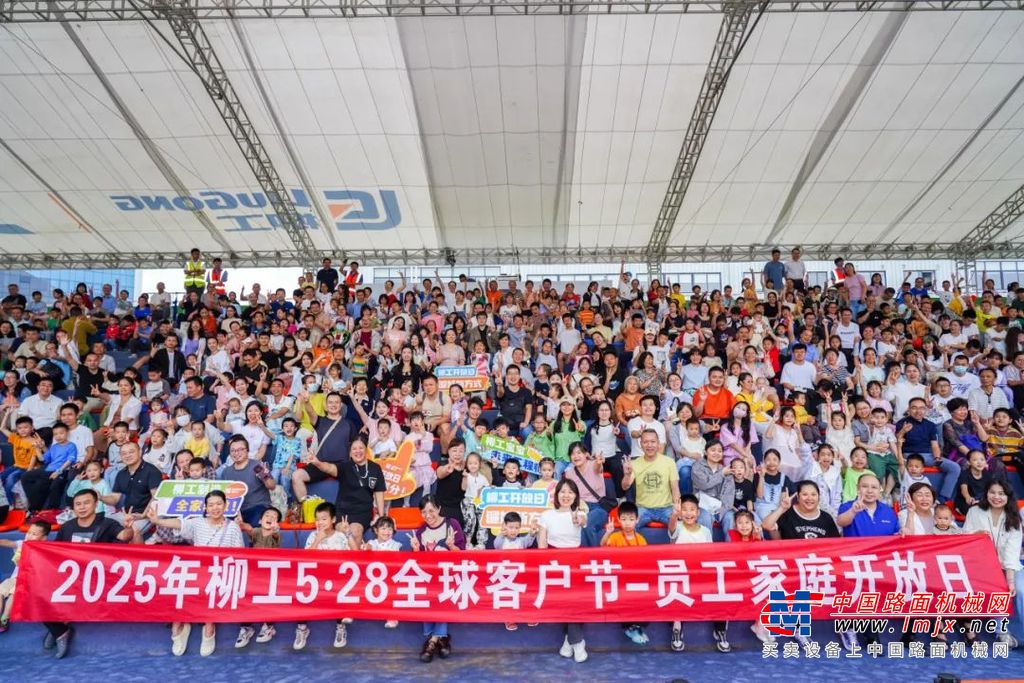 孩子们瞪大眼睛，踮着脚尖围绕设备打转，好奇的提问接连不断：“这个大爪子能抓多重的东西？”“它是怎样工作的？”工作人员化身“机械魔法师”，用童趣盎然的比喻将复杂原理转化为趣味知识：“机械臂就像大力士的手臂，液压系统是它的‘肌肉’，能轻松举起比15辆家用小轿车摞起来还重的集装箱！”寓教于乐的讲解，让孩子们在欢笑中种下探索科技的种子。