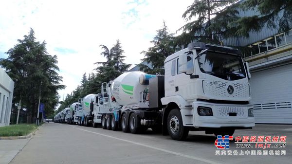 “多拉快跑”利器！中集车辆20台EV·DTB半挂搅拌车挺进大湾区