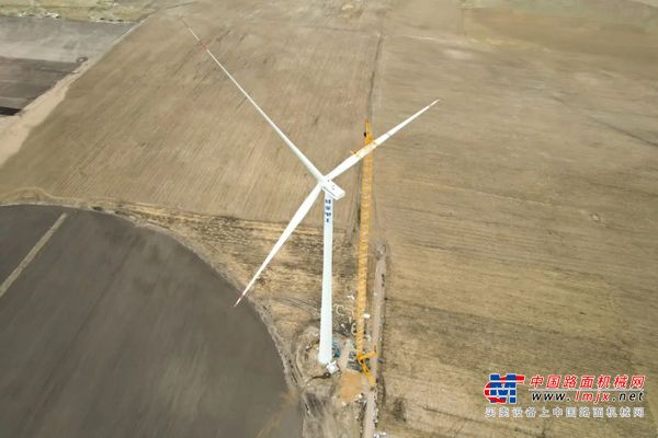 高空之巅，再铸荣光！徐工XLC18000M助力大型风电场首台185米风机成功吊装