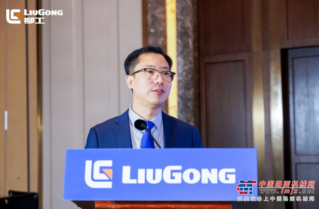 中国矿业联合会秘书长车长波发表了题为《全球矿业发展形势》的主题演讲，深入剖析了当前国内外矿业当前形势及未来发展趋势，并系统阐释了三大核心议题：一是国际能源战略储备格局演变对矿业的影响；二是智能化装备在深部开采、绿色勘探中的创新应用；三是构建矿业国际标准体系的政策建议，为行业发展提供了前瞻性指引。