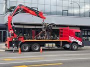 海外街头惊现 “红色钢铁侠”！徐工折叠臂起重机实力圈粉