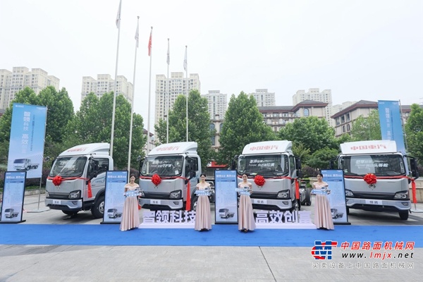 中国重汽HOWO 2025款悍将携硬核科技闪耀重庆，开启西部城配新纪元