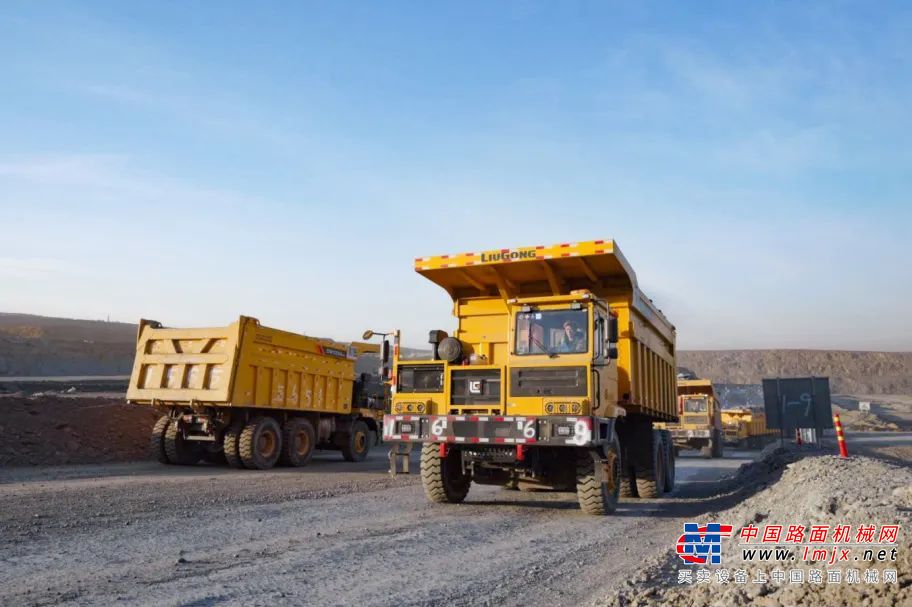 矿山运输道路挑战重重，复杂地质与重型车辆频繁往来，致路面易现坑洼、起伏。不平整路面使宽体车轮胎压力剧增，寿命缩短，还威胁驾驶安全，提升事故风险。针对此，柳工单钢轮压路机专为矿山道路建设、维护及尾矿坝填筑压实等关键场景提供高效可靠解决方案。