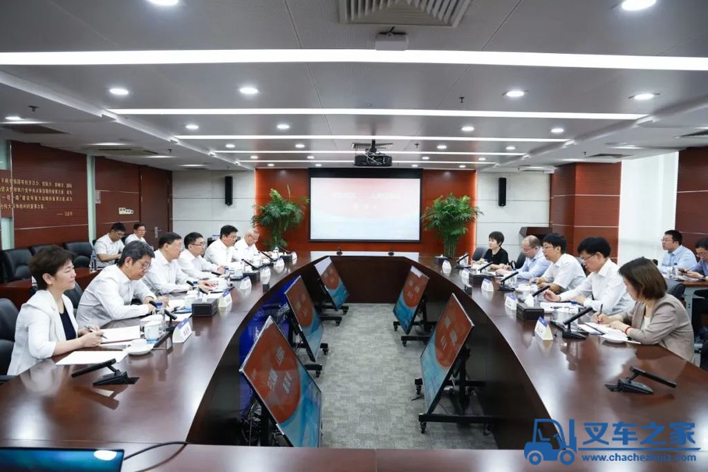 中交集团主要领导与人民日报社社长在中交大厦举行会谈