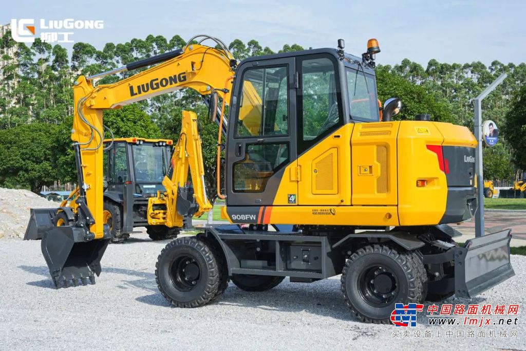 913FMAX+：黄金省油动力，越级驾驶室，动力可靠、操作稳定、驾乘舒适；
