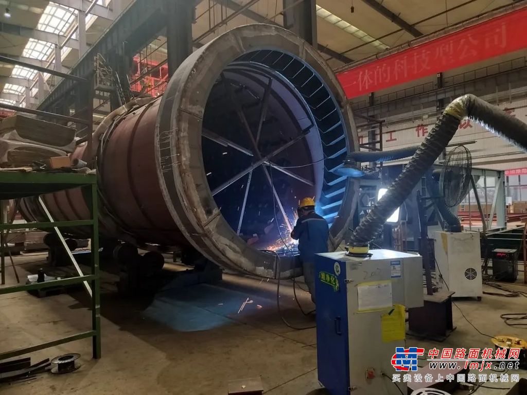 	搅拌车间打破传统生产组织架构，摒弃班组固定生产任务的旧模式，鼓励全员参与、多劳多得，同时实施弹性上班制度，确保生产全链条高效运转，向着降本增效、技术创新的目标全速迈进。