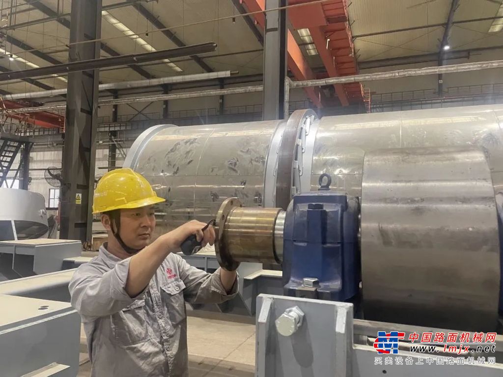 一声动员令，全员齐上阵。搅拌车间第一时间召开劳动竞赛动员会，向全体职工传达竞赛精神与目标，点燃了大家的奋斗热情。此次竞赛，搅拌车间大胆创新，打破班组壁垒，取消固定生产任务分配。各班组不再局限于 “一亩三分地”，员工们根据自身技能与生产实际需求，灵活参与到不同生产环节中。“哪里有需要就奔向哪里”，这种模式既打破了班组之间的沟通障碍，促进了人员的交流与协作，又充分调动了员工的积极性。“以前班组任务固定，忙闲不均，现在大家都能多劳多得，越干越有劲头！” 一位老员工兴奋地说道。通过人员与任务相互的协作，也使许多青年员工逐渐成长为车间里的“多面手”。