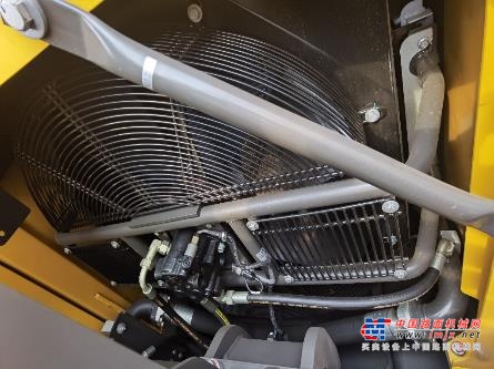 	“大心脏”不焦虑：563kW超级心脏，动力澎湃！关键人家还自带“节能基因”，精准匹配液压系统，永远在经济油耗区“舒适圈” 里高效输出。强动力+低油耗，矿山老板的梦中情“挖”没跑了！