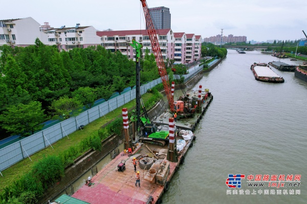 水上护坡显锋芒 泰信旋挖化身“运河保卫员”┃泰信机械多台中小型旋挖钻机船上施工助力运河护坡工程