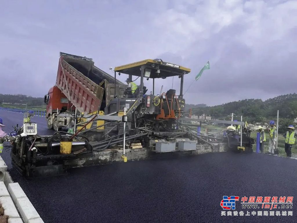 安迈路面设备与沥青搅拌站高效协同，助力横钦高速建设
