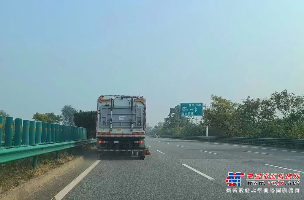高速公路日常养护新选择丨达刚高速扫路车
