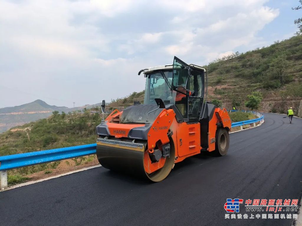 工地报告 | 看悍马中型压路机 “稳准省”征服山区道路！