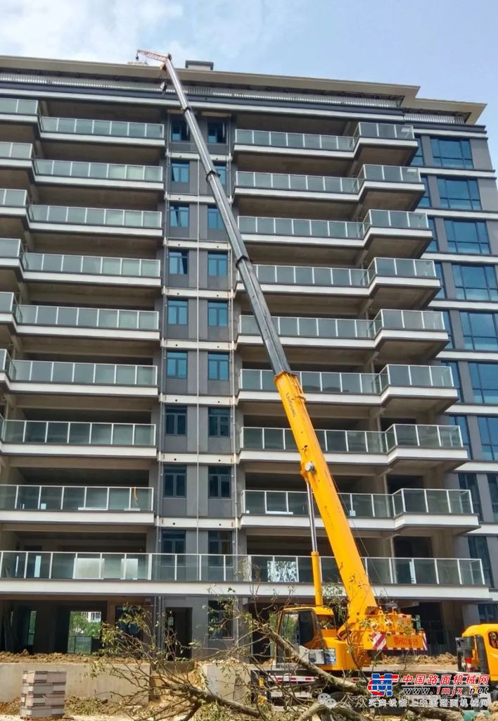 柳工12吨起重机LTC120T5：狭小工地的破局利器