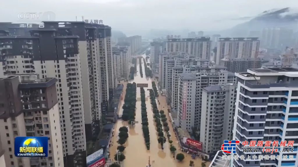 榕江暴雨！徐工平地机奋战抢险一线
