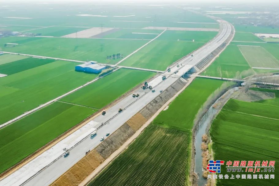 柳工路机成套化设备助力许昌绕城高速建设，打造高速公路水稳层施工新标杆