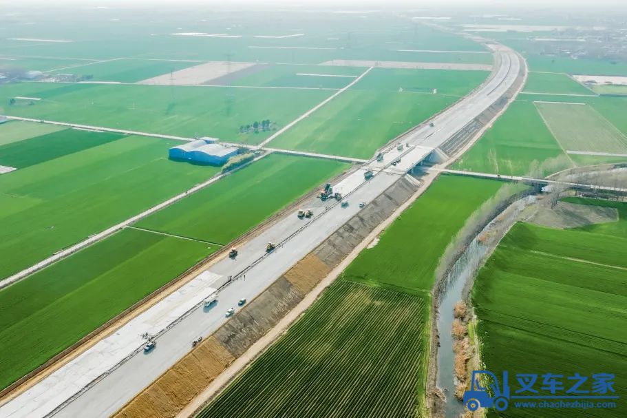 柳工路机成套化设备助力许昌绕城高速建设，打造高速公路水稳层施工新标杆