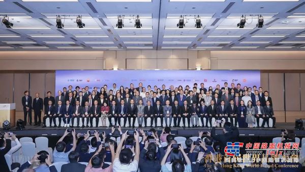 香港首届世界品牌大会，徐工荣膺中国品牌国际化标杆！