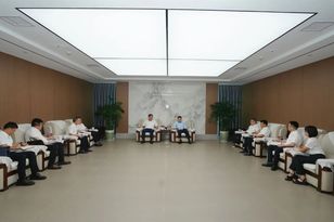 铁建重工党委书记、董事长赵晖与水电八局党委书记、董事长姜清华会谈