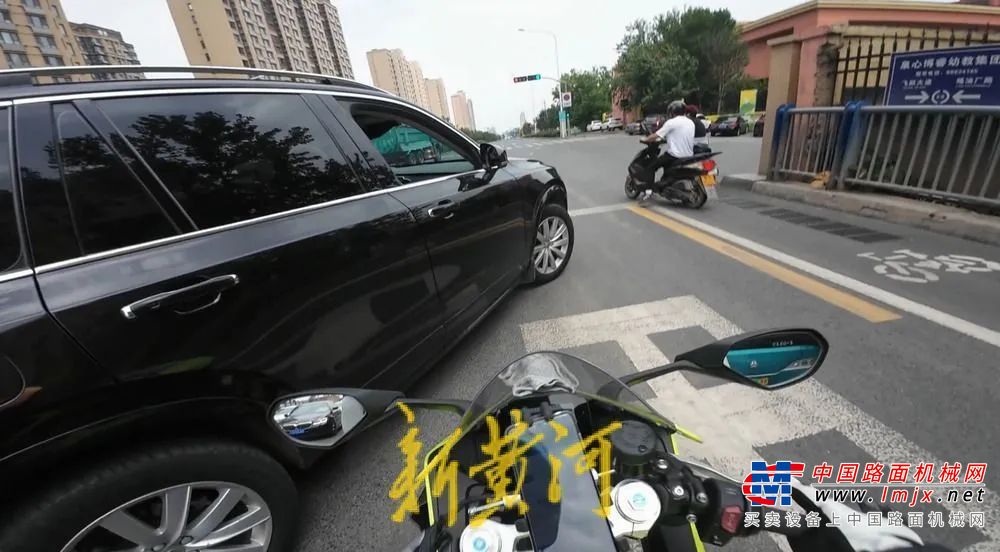 “越野车男子别停摩托车”事件调查：男子非中联重科员工，目前已被行政拘留