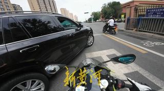 “越野车男子别停摩托车”事件调查：男子非中联重科员工，目前已被行政拘留