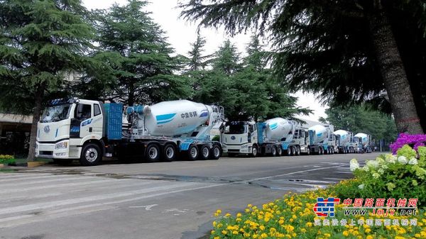 20台“綠色鋼鐵軍團”出征！中集車輛&一汽解放新能源半掛攪拌車奔赴西南賦能綠色建設