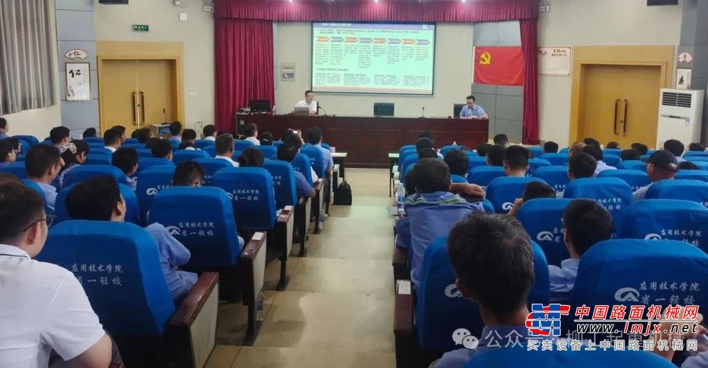 活动在庄严的国歌声中拉开帷幕。全体参会人员肃立，齐声高唱《国歌》。随后，大家面向党旗，庄严地举起右手，重温入党誓词。铿锵有力的誓言，坚定了安徽柳工新时代党员干部的初心使命。
