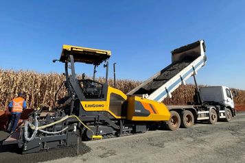 柳工路机506E摊铺机首秀巴西圣保罗州，助力道路焕新升级