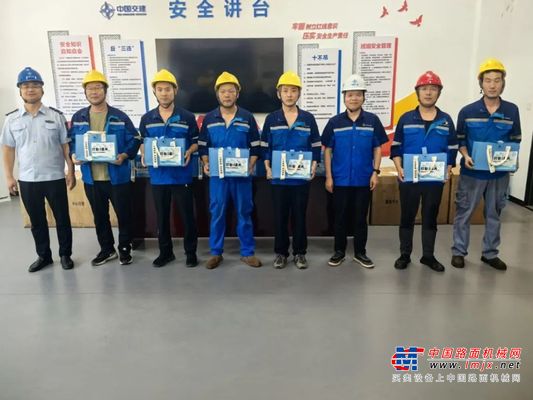 情系一线 夏送清凉｜中交西筑装备分公司开展“送清凉”慰问活动 