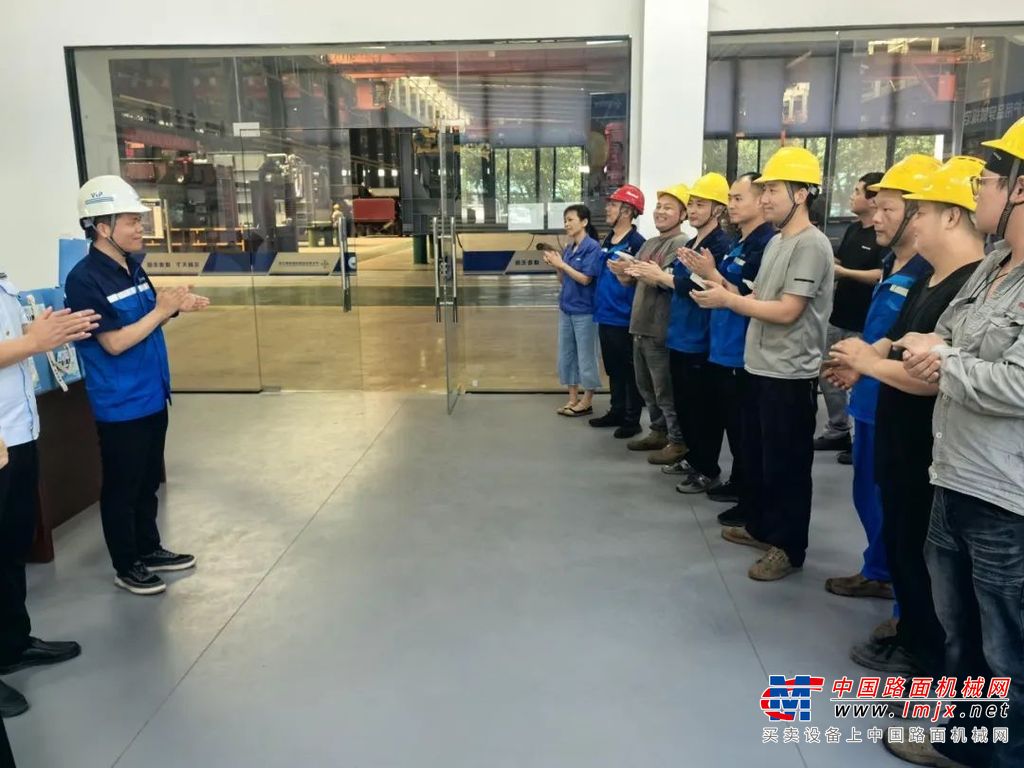 活动现场，分公司领导为一线职工送上精心准备的防暑降温用品，包括暑气清凉茶、清凉喷雾、三伏贴等解暑物品。物资发放覆盖生产各单位，确保高温天气下职工多一层劳动保护，为炎炎夏日身体健康保护多一道屏障。