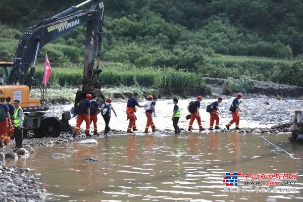 現代挖掘機助力北京山區受災村民撤離