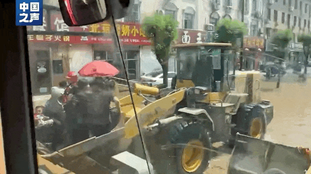 徐工：致敬！冲上热搜的北京铲车大哥：“后怕，但不后悔去救人”