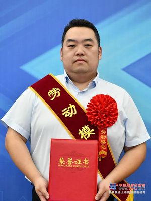 【榜样】| 匠心铺坦途 实干释担当——记陕建机股份劳动模范吴双