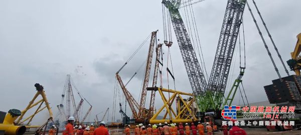 中联重科 ZCC89000 完成欧洲海上风电项目千吨级导管架吊装