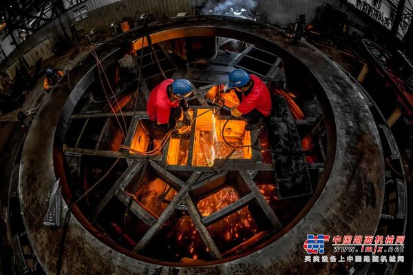 铁建重工：身边的奋斗者 | 汗与火的交融，在±2毫米间，焊出“钢牙利齿”