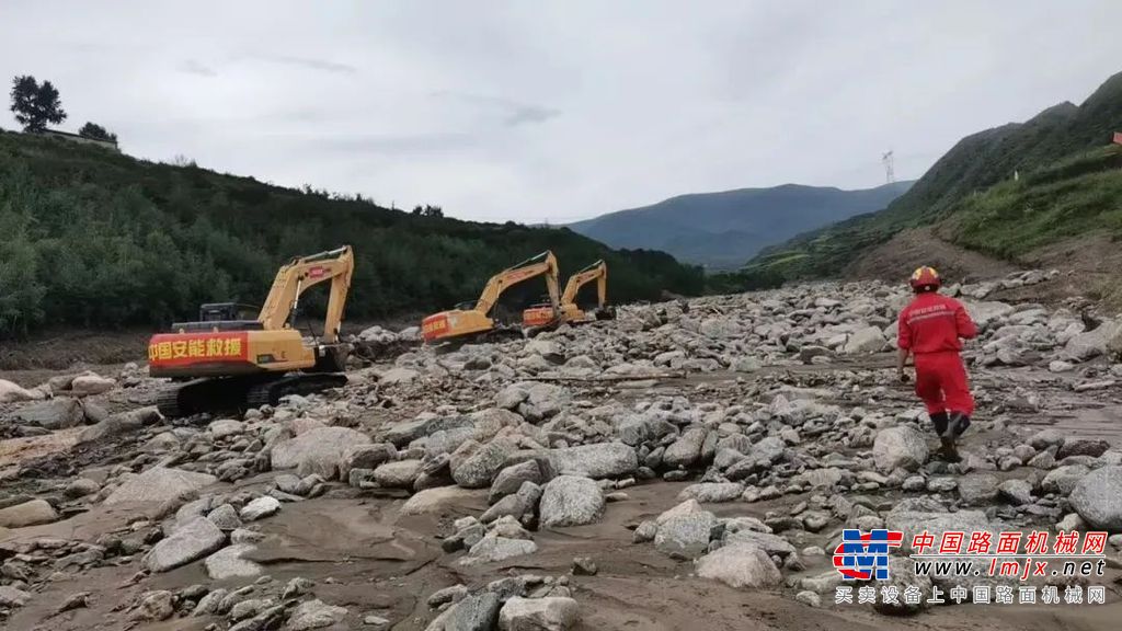 8月8日，柳工紧急从榆中周边地区调配多台挖掘机、装载机和平地机连夜奔赴受灾一线，在当地政府、中国安能集团及相关防汛部门的统一部署下，基于“道路抢通优先、河道疏浚为要”的作战方案，24小时不间断作业。同时，柳工服务团队同步进驻灾区，确保救援设备高效运转。