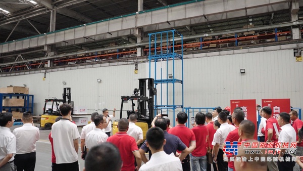 三一叉車省級經銷商半年度會議暨2025年全球服務萬裏行啟動儀式圓滿舉行！