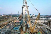 二十载老将再建功！徐工QUY450协助XGC12000轻松搞定百吨精馏塔